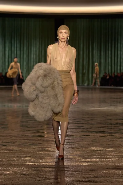 Look 27